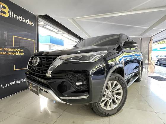TOYOTA HILUX SW4 2.8 D-4D TURBO DIESEL SRX PLATINUM 7L 4X4 AUTOMÁTICO TOYOTA HILUX SW4 2.8 D-4D TURBO DIESEL SRX PLATINUM 7L 4X4 AUTOMÁTICO